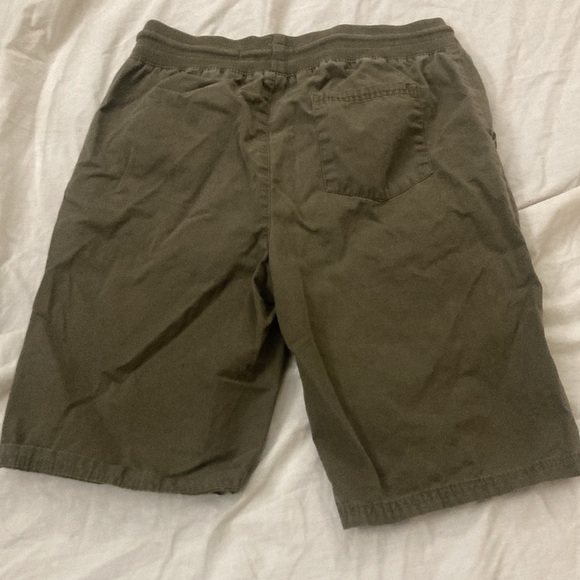 Akademiks Men’s Olive Green Shorts Medium.  Used. - Picture 2 of 5